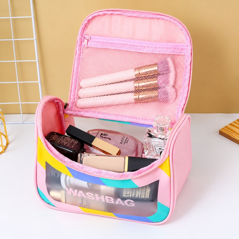 Trousse de toilette femme transparente rose, mise en main avec cosmétiques